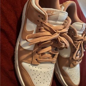 Woman Nike low dunks . Rose